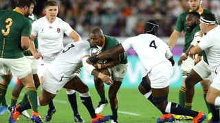 Makazole Mapimpi of South Africa is tackled by Kyle Sinckler and Maro Itoje