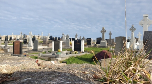 Maoiniú Speisialta á lorg maidir le suíomhanna do Reiligí i gConamara