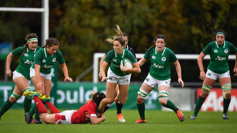 Eimear Considine makes a line break against Wales