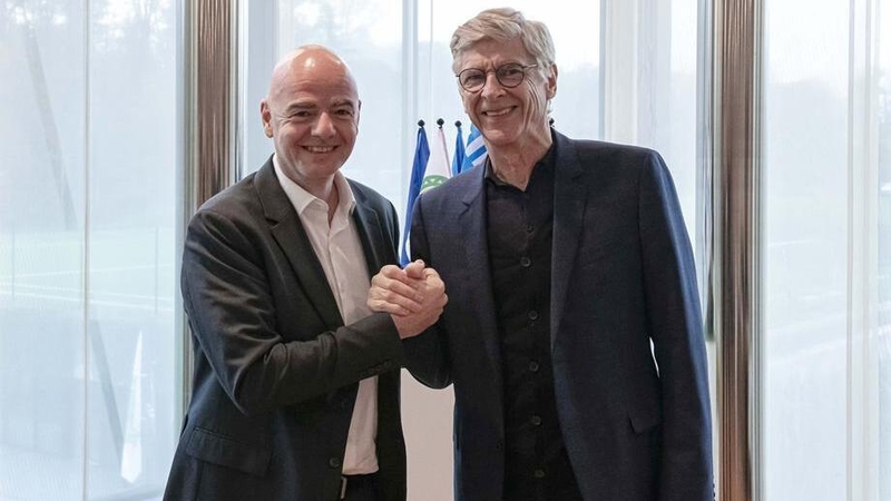 FIFA president Gianni Infantino (L) and Arsene Wenger