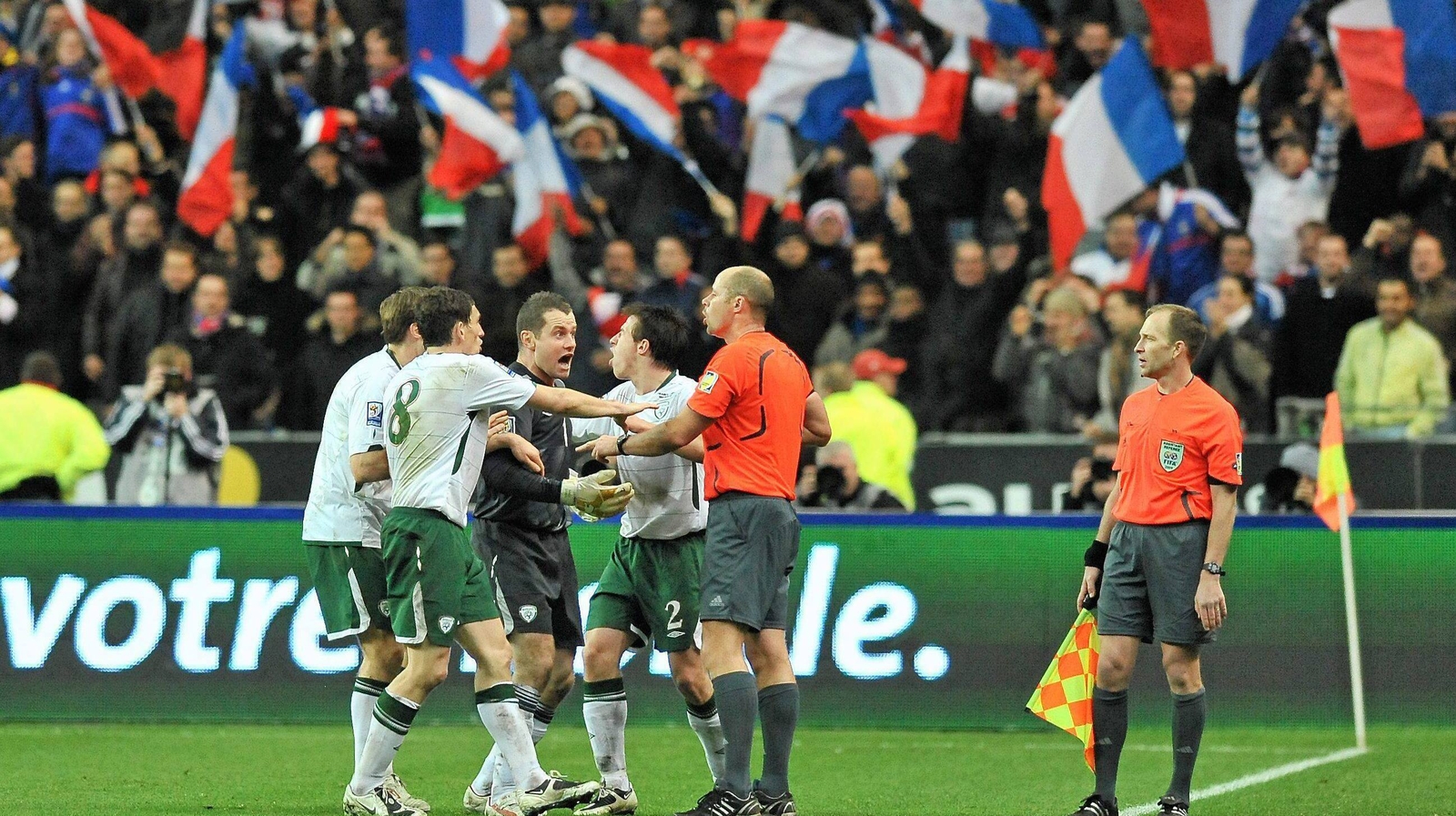 Liam Lawrence, Keith Andrews, Shay Given and Sea St Ledger argue their point with Hansson