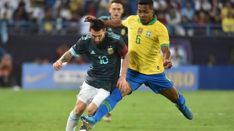 Lionel Messi (L) tries to skip past Alex Sandro