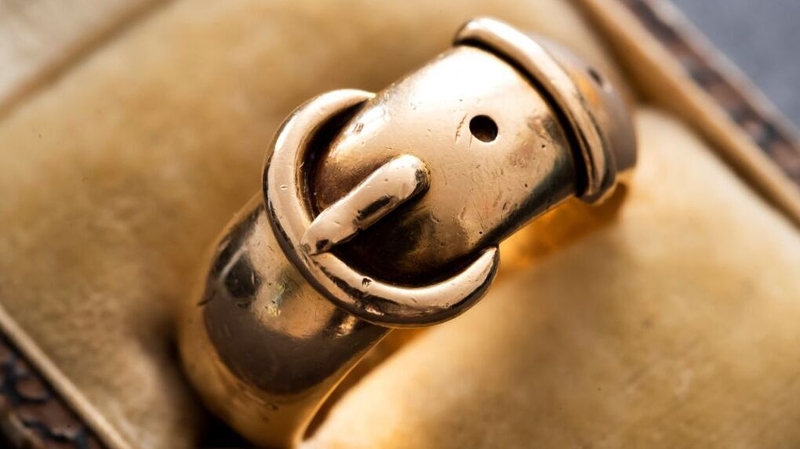 The 18-carat golden friendship ring is said to have belonged to Oscar Wilde