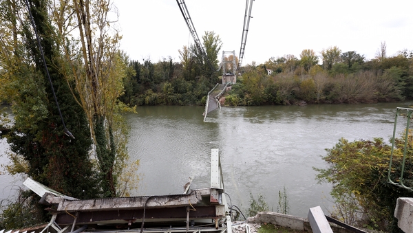 The bridge collapsed over the river Tarn