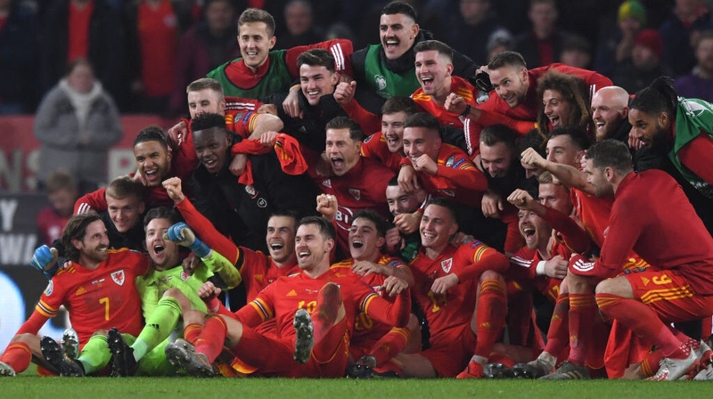 Wales players celebrate qualification after victory over Hungary