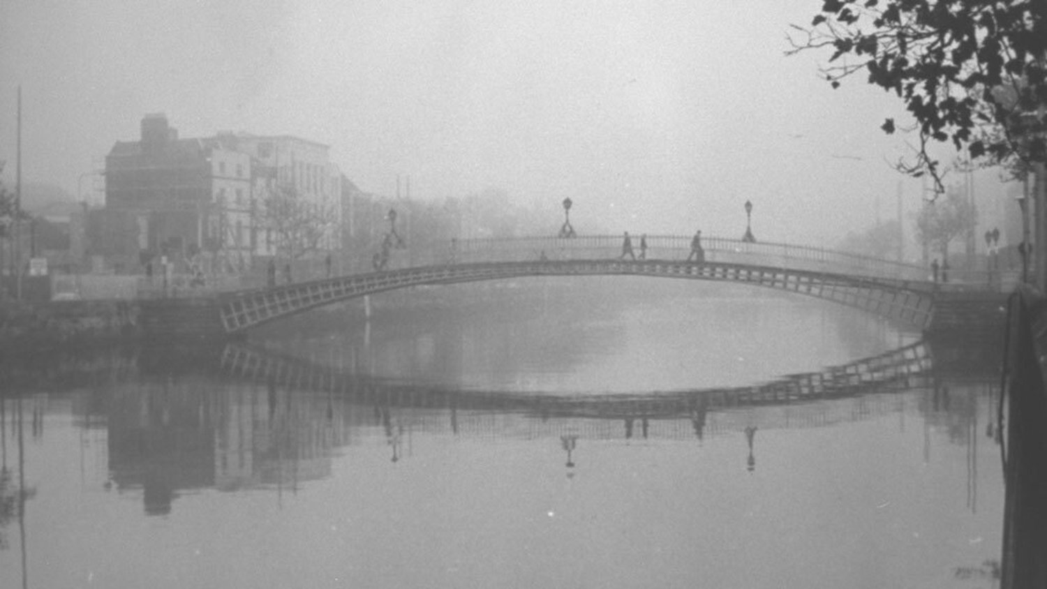 Dublin enveloped by freezing smog - 1989