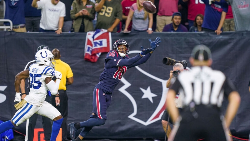 Houston Texans wide receiver DeAndre Hopkins (10) catches a touchdown against the Indianapolis Colts