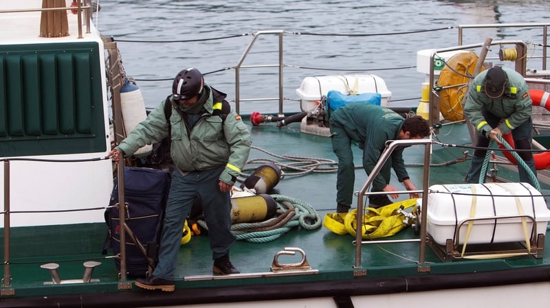 The Spanish Civil Guard start operations to afloat a submarine suspected of containing 3,000kg of cocaine