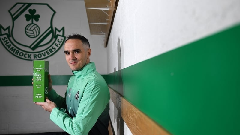 Joey O'Brien poses with his SSE Airtricity/SWAI Player of the Month Award for October