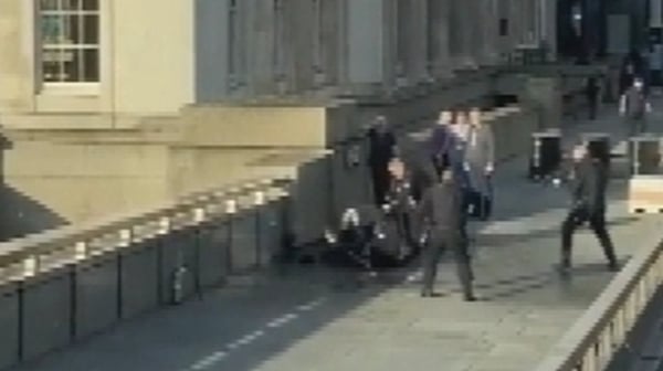 The police circling in on the suspect (Image: HLOBlog)