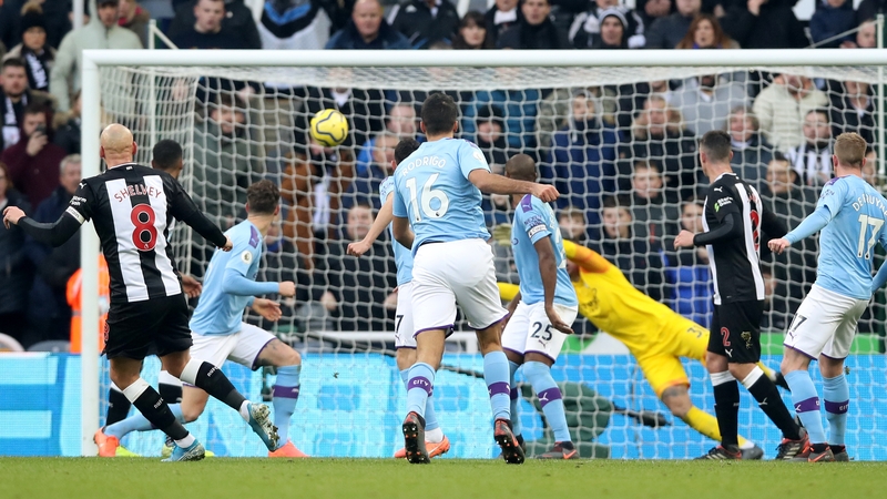 Newcastle United's Jonjo Shelvey scores the equaliser