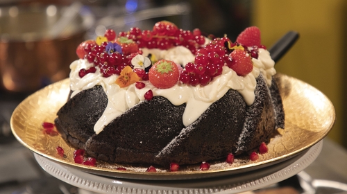 Decorate with pomegranates, red currants, berries or edible flowers if desired.