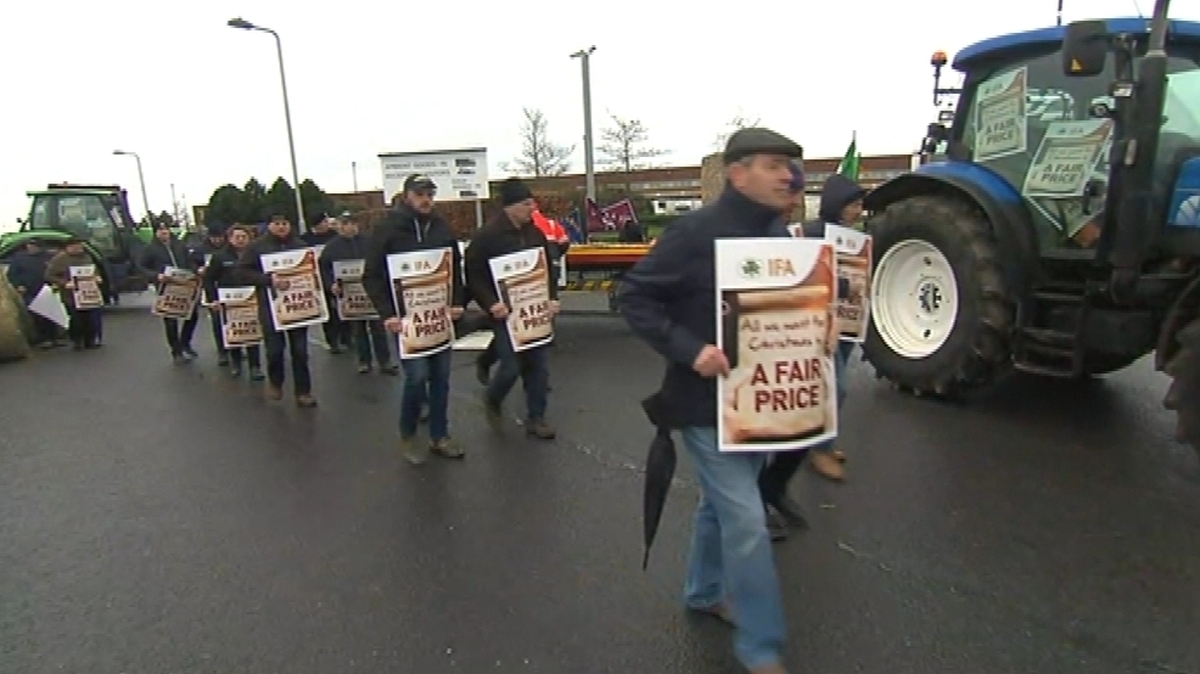 Farmers continue blockade of ALDI facility in Naas over beef prices