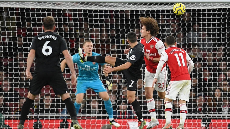 Neil Maupay (C) heads home Brighton's winner