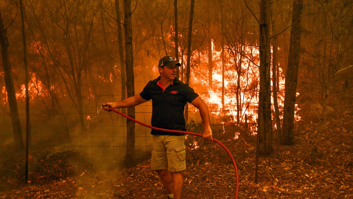 Australia fires expected to spread in 'severe' conditions
