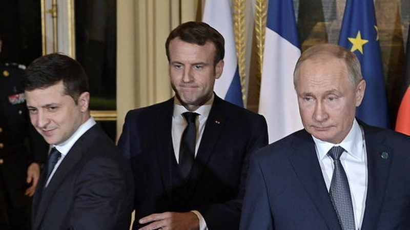 French President Emmanuel Macron (C) hosted the first face-to-face meeting between the Ukrainian and Russian presidents