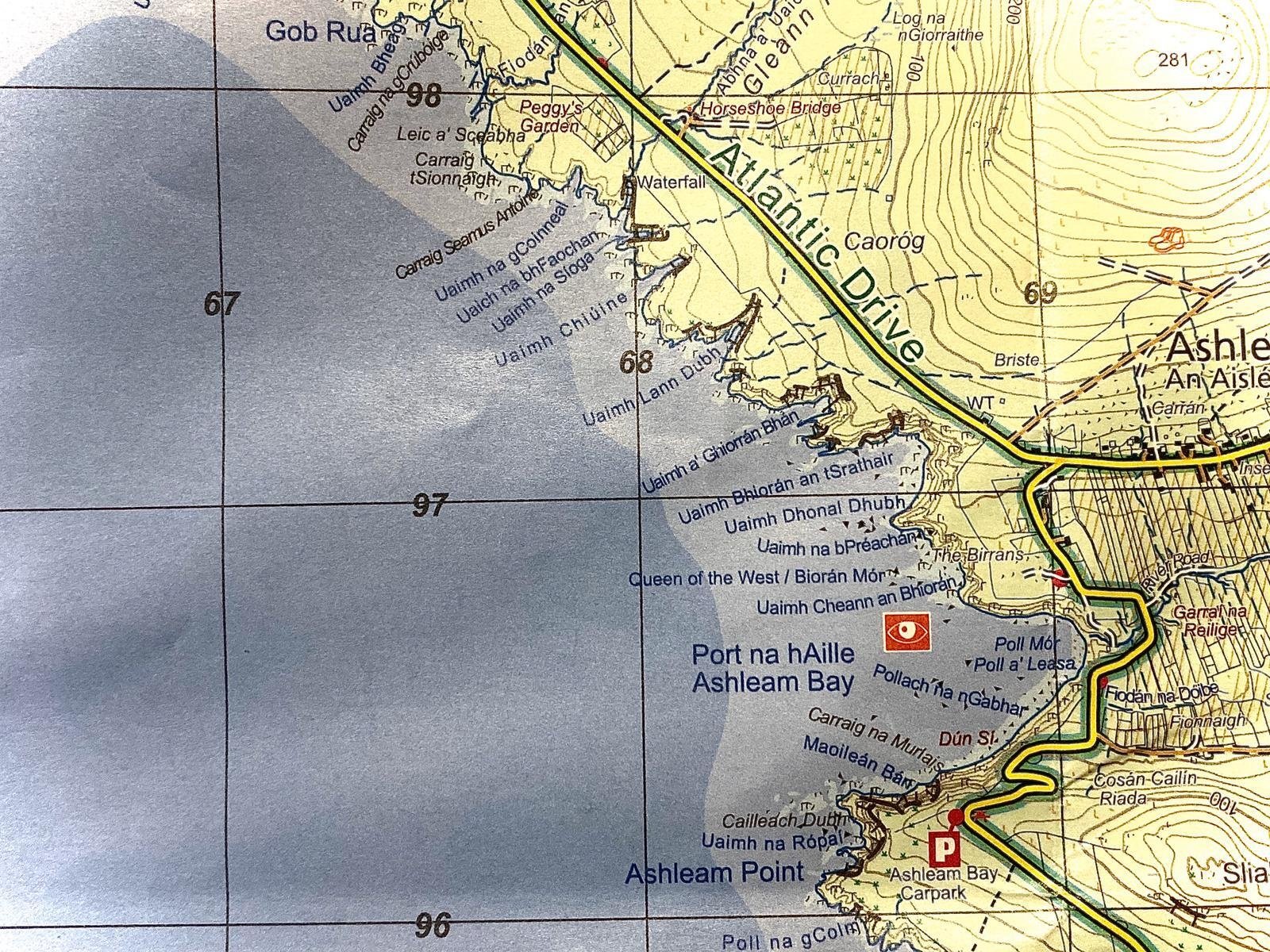 "Uaimh" agus "Uaich" in Acaill