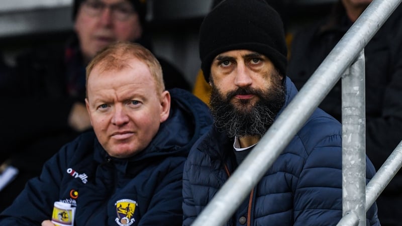 Wexford manager Paul Galvin (R)