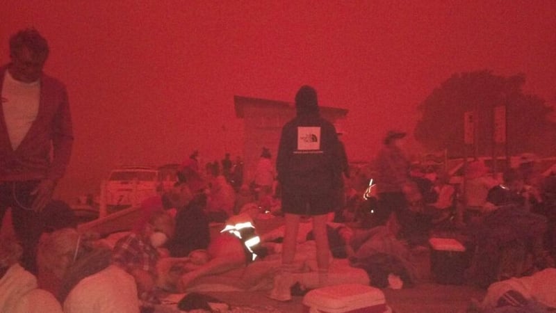 Daoine sáinnithe ar an trá i Mallacoota