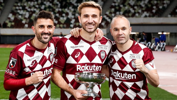 Andres Iniesta (R) with David Villa (L) and Sergi Samper