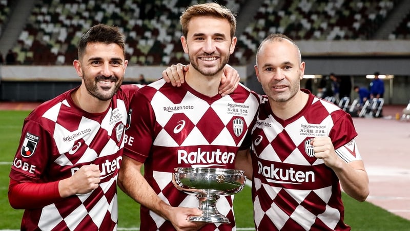 Andres Iniesta (R) with David Villa (L) and Sergi Samper