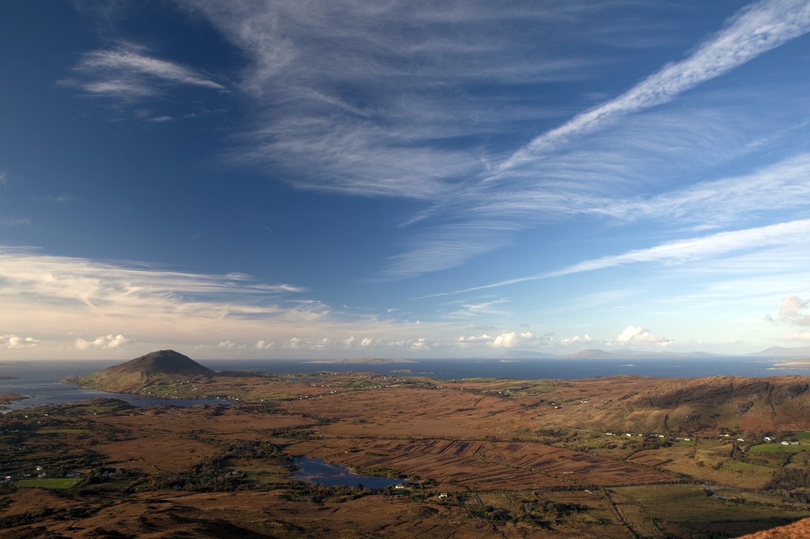 Radharc ar Chuan Bhaile na Cille agus ar Chnoc Leitreach, Conamara (Pic: Getty)
