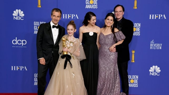 David Heyman, Julia Butters, Margaret Qualley, Shannon McIntosh, and Quentin Tarantino pose with the award foro Best Motion Picture — Musical or Comedy.