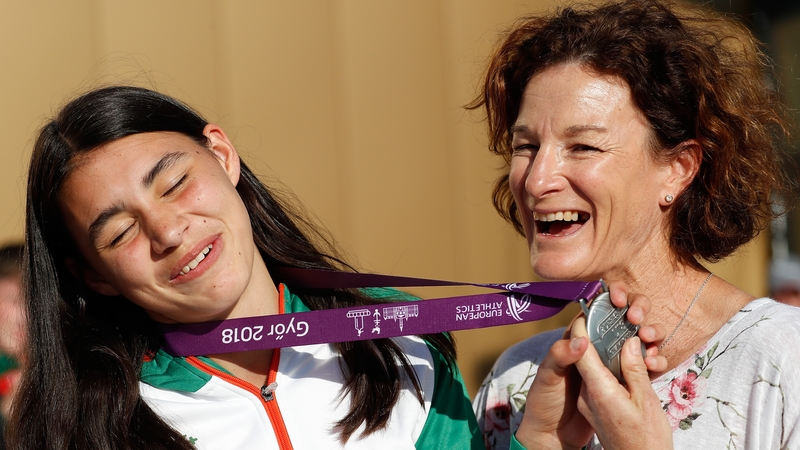 Sophie O'Sullivan, left, with her 800m European U18 Championships silver medal from 2018, alongside her mother Sonia