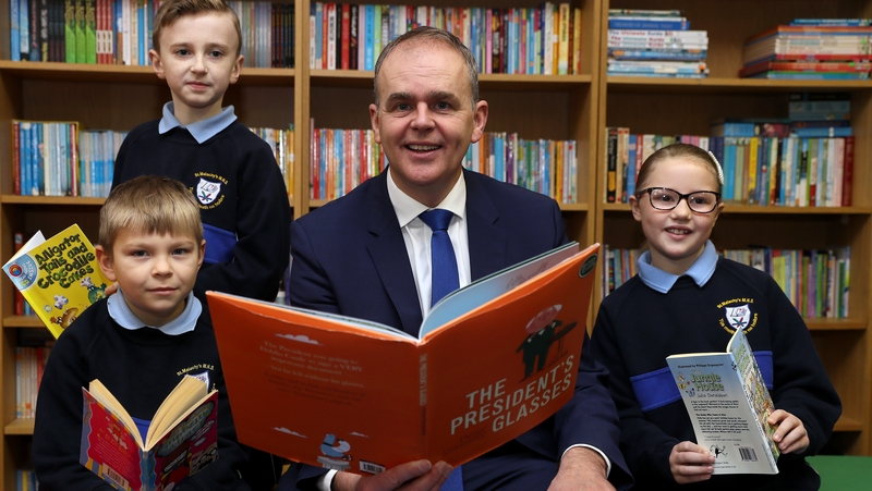 Joe McHugh with pupils of St Malachy's NS in Finglas (from left) Timur Sevcenko, Kian Franzoni and Ella Groves at the announcement of the initiative