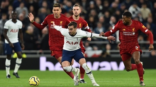 Harry Winks (C) holds off Roberto Firmino (L) and Georginio Wijnaldum