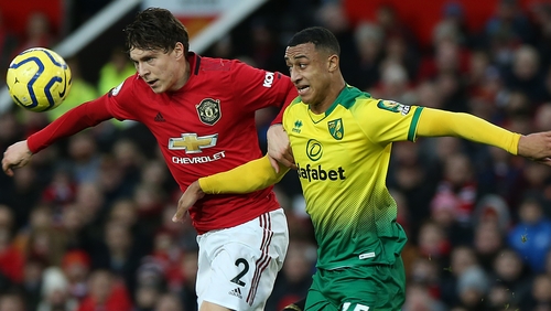 Victor Lindelof (L) of Manchester United holds off Adam Idah