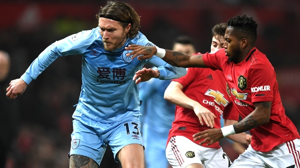 Jeff Hendrick (L) battles for possession with Fred