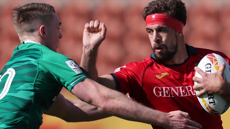 Terry Kennedy tackles Spain's Sainz-Trapaga