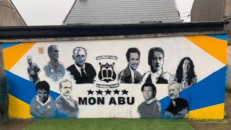Among those included in the mural by artist Alan Hurley are Terence MacSwiney,  the late taoiseach Jack Lynch; sportsmen Tomás Mulcahy & Seán Óg Ó hAilpin; the late actor Niall Tobin and famous rock guitarist Rory Gallagher