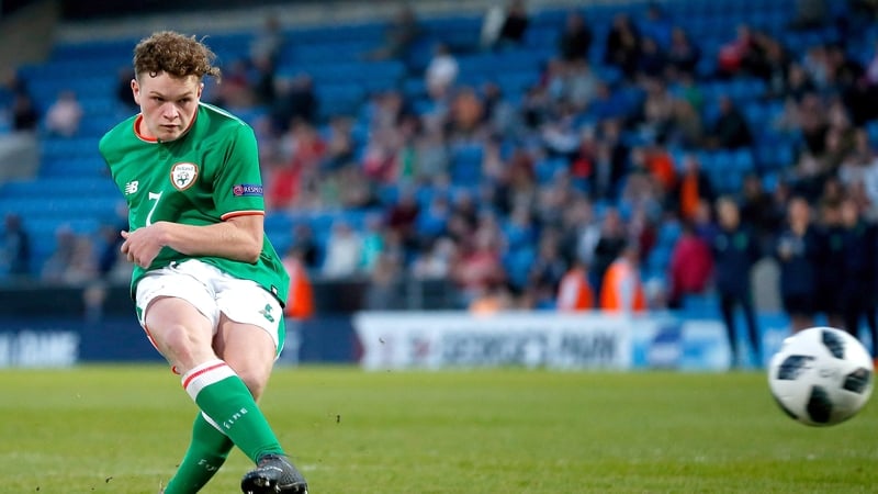 Callum Thompson scores from a penalty kick during the shoot out of the 2018 UEFA U17 Championship Quarter-Final against Netherlands