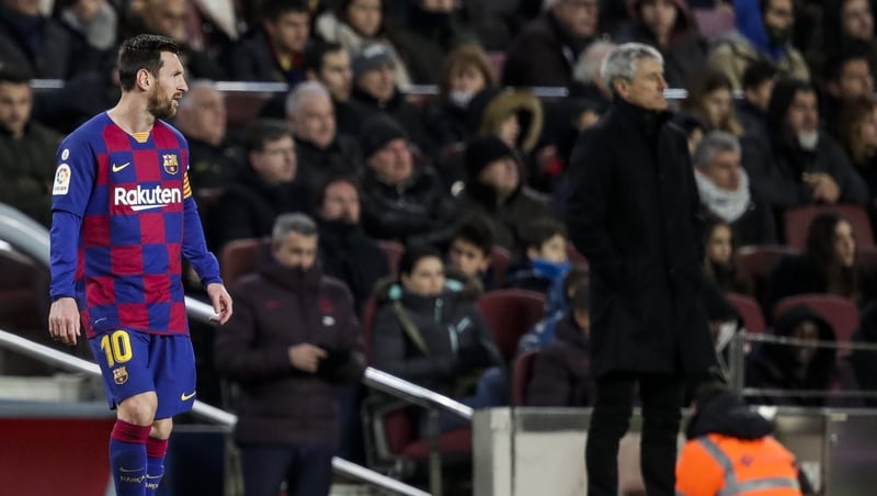 (L-R) Lionel Messi of FC Barcelona, coach Quique Setien