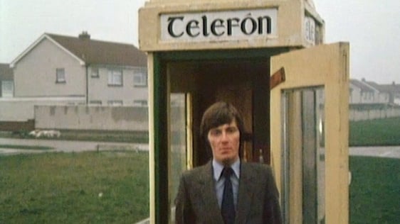 Pat Kenny outside telephone kiosk in Tallaght (1980)