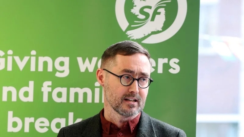Tá sé ráite ag an Teachta Dála de chuid SF, Eoin Ó Broin, nach mbeidh a pháirtí in ann comhrialtas a chur ar bun gan tacaíocht Fhine Gael nó Fhianna Fáil.