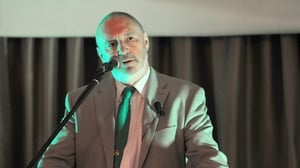 Seán Ó Cadhain, Tráchtaire ar chúrsaí mBreataine. show image