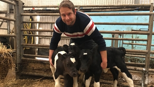Rónán Ó Siochrú le dhá cheann de na gamhna