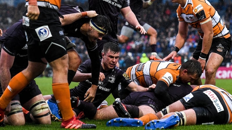 Rónan Kelleher squeezes over for a Leinster try