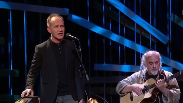 Ó Lionáird & Cooney perform 'Casadh an tSúgáin' on Tommy Tiernan