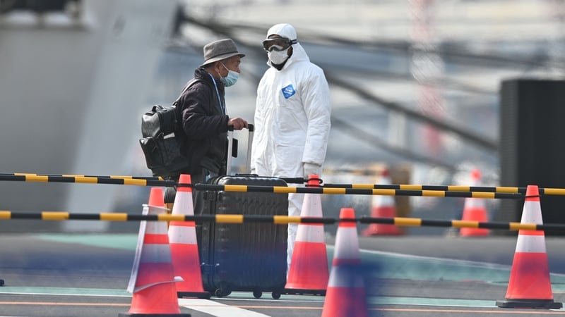 Passengers leave the Diamond Cruise after quarantine period