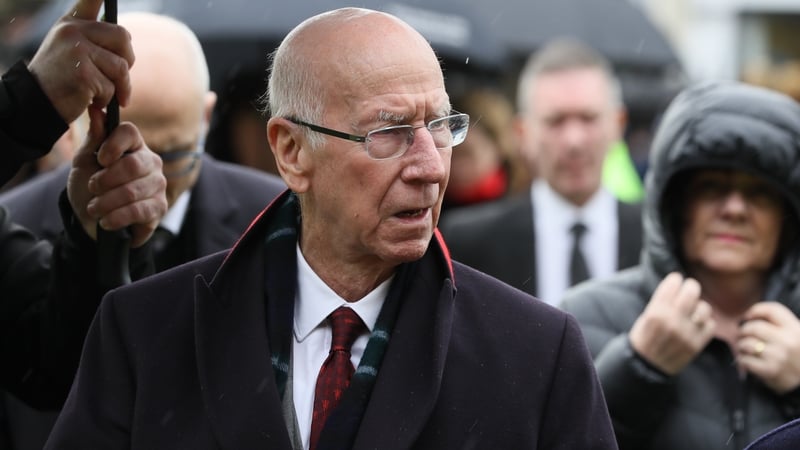 Bobby Charlton le feiceáil ar shochraid iar-imreoir Man.United Harry Gregg i 2020