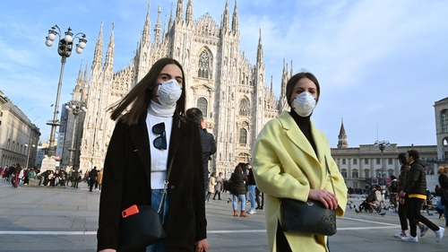 Daoine á gcosaint féin ar an gcoróinvíreas i Milano san Iodáil