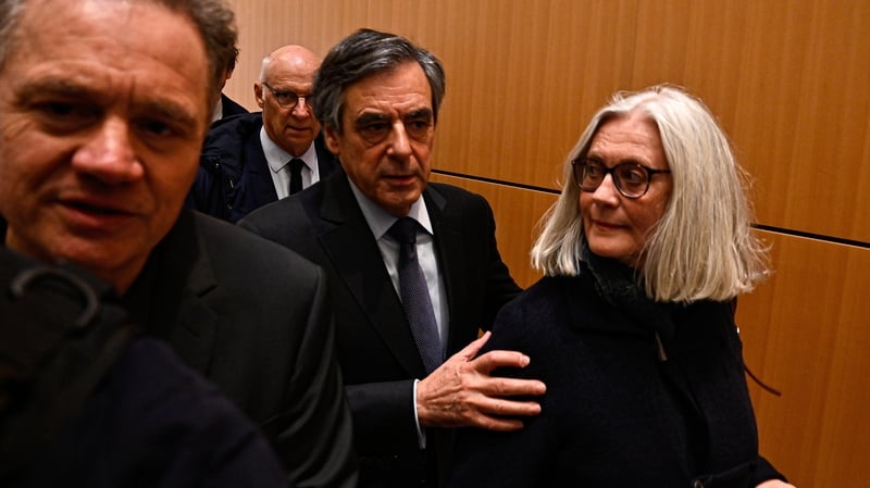 Francois Fillon (C) and his wife Penelope (R) arrive at the Paris courthouse