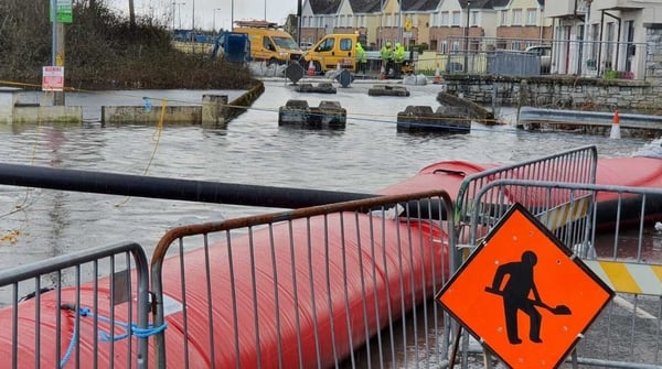 Tuile gan trá in iarthar agus i lár na tíre
