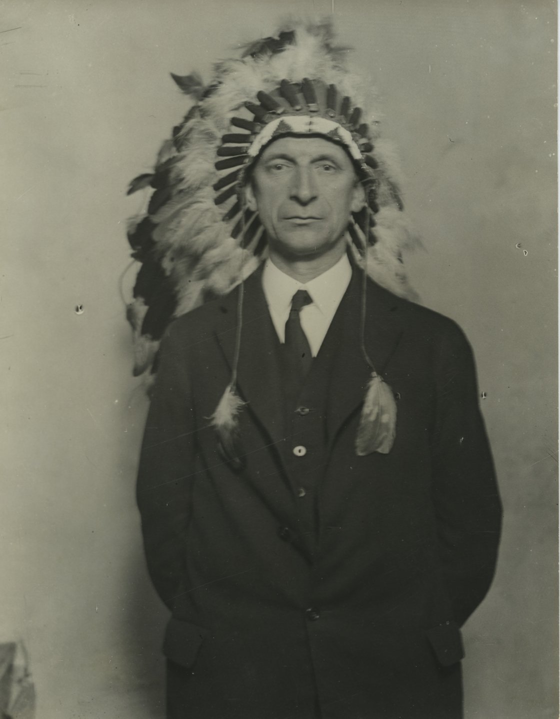 De Valera after he was named a chief of the Chippewa Nation.