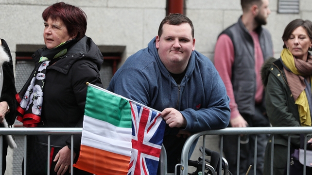 Crowds wait in Temple Bar for the arrival of the Duke and Duchess of Cambridge (Pic: RollingNews.ie)
