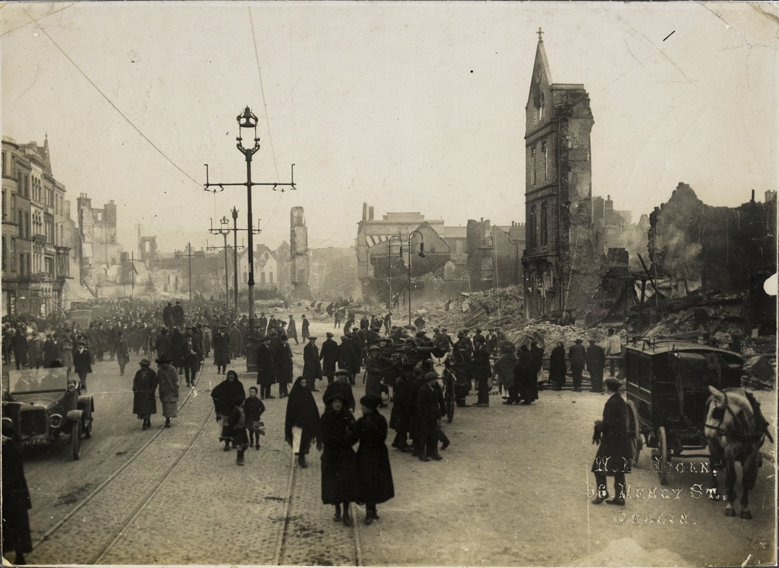 Crowds gather amid the ruins, 13th of December, 1920. Image courtesy of the National Library of Ireland
